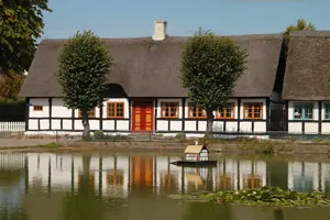 Idylliske huse ved et gadekær på Samsø