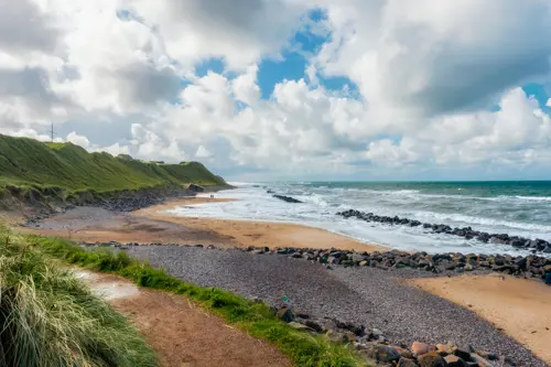 Tversted Strand med grønne klitter